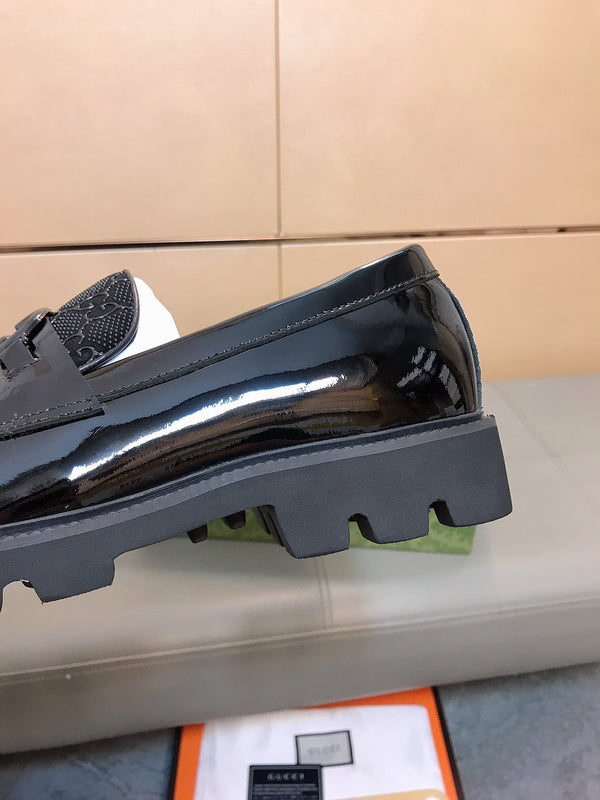 Mocassino da uomo GG in pelle di vacchetta nera 529749