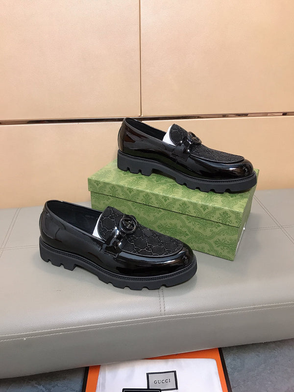 Mocassino da uomo GG in pelle di vacchetta nera 529749