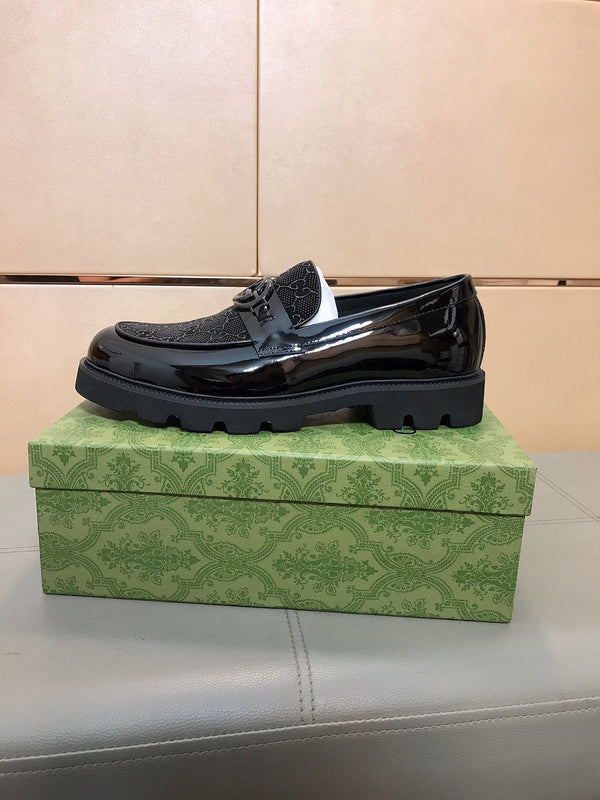 Mocassino da uomo GG in pelle di vacchetta nera 529749