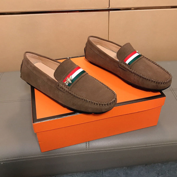 Mocassino da uomo GG in pelle di vacchetta goffrata nera 528261