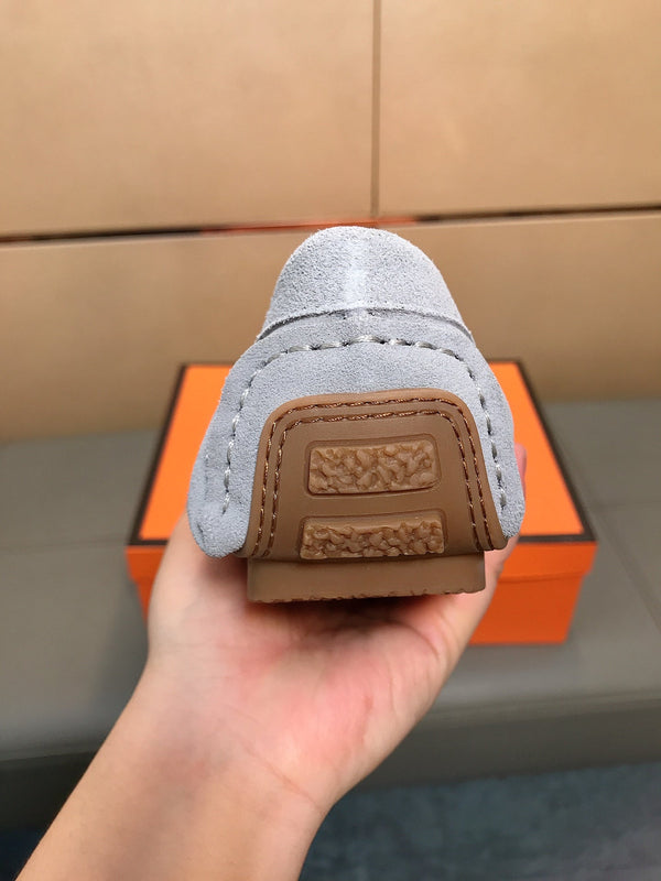 Mocassino da uomo GG in pelle scamosciata grigia 526680