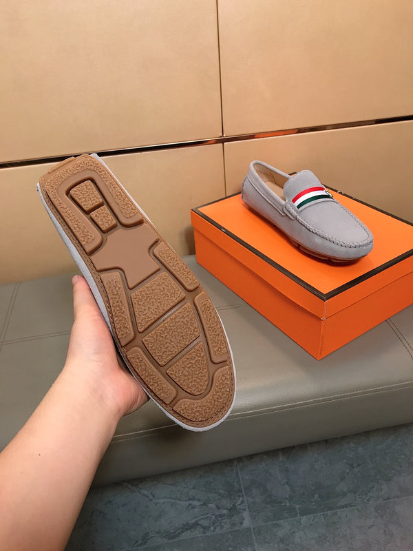 Mocassino da uomo GG in pelle scamosciata grigia 526680