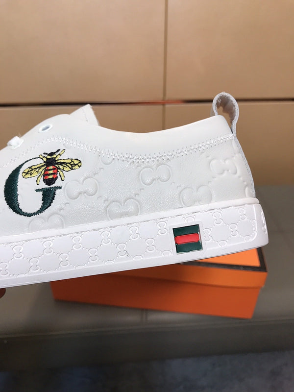 Sneaker GG Bee da uomo in pelle di maiale goffrata bianca 531261