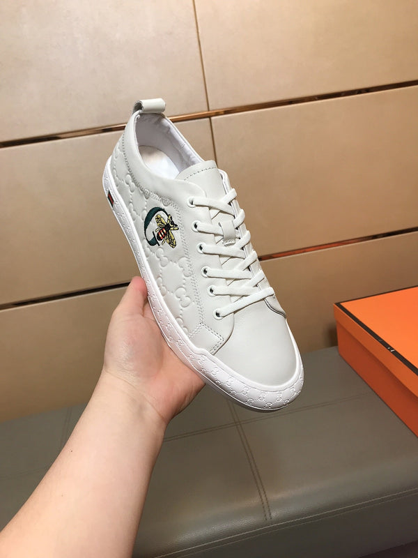 Sneaker GG Bee da uomo in pelle di maiale goffrata bianca 531261