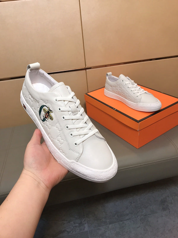 Sneaker GG Bee da uomo in pelle di maiale goffrata bianca 531261