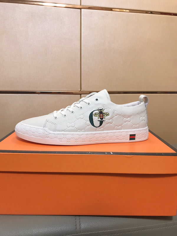 Sneaker GG Bee da uomo in pelle di maiale goffrata bianca 531261