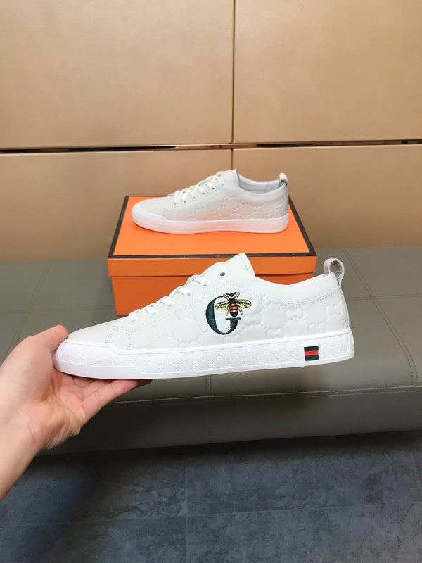 Sneaker GG Bee da uomo in pelle di maiale goffrata bianca 531261