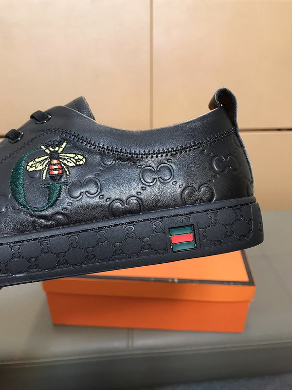 Sneaker GG Bee da uomo in pelle di maiale goffrata nera 531262