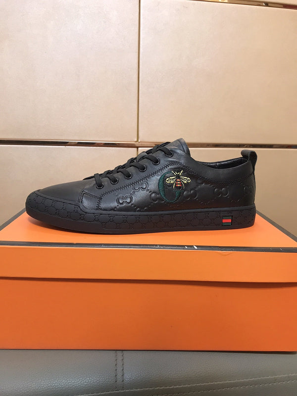 Sneaker GG Bee da uomo in pelle di maiale goffrata nera 531262