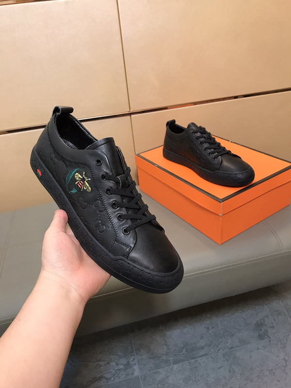 Sneaker GG Bee da uomo in pelle di maiale goffrata nera 531262