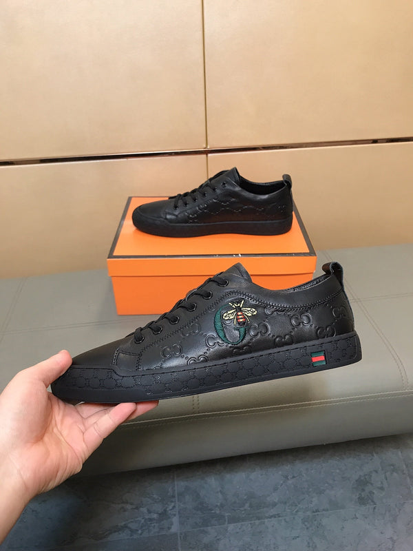 Sneaker GG Bee da uomo in pelle di maiale goffrata nera 531262