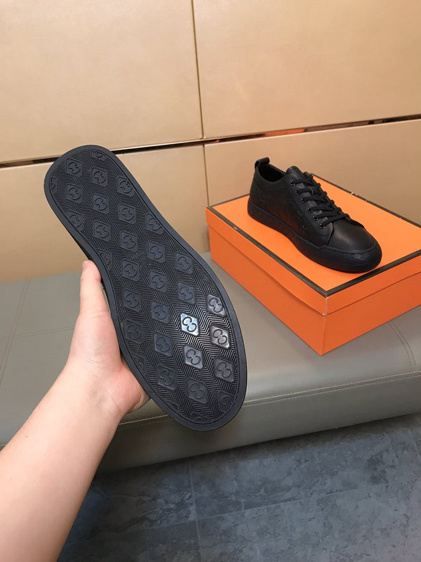 Sneaker GG Bee da uomo in pelle di maiale goffrata nera 531262