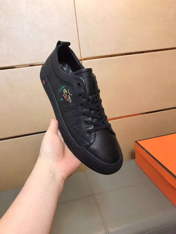 Sneaker GG Bee da uomo in pelle di maiale goffrata nera 531262