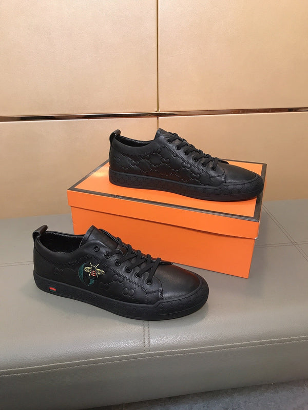 Sneaker GG Bee da uomo in pelle di maiale goffrata nera 531262