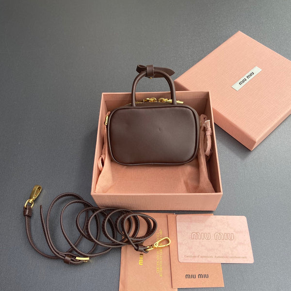Miu 11 Borsa micro in pelle color cioccolato Beau 240365