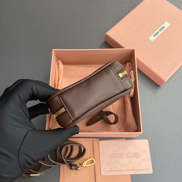 Miu 11 Borsa micro in pelle color cioccolato Beau 240365