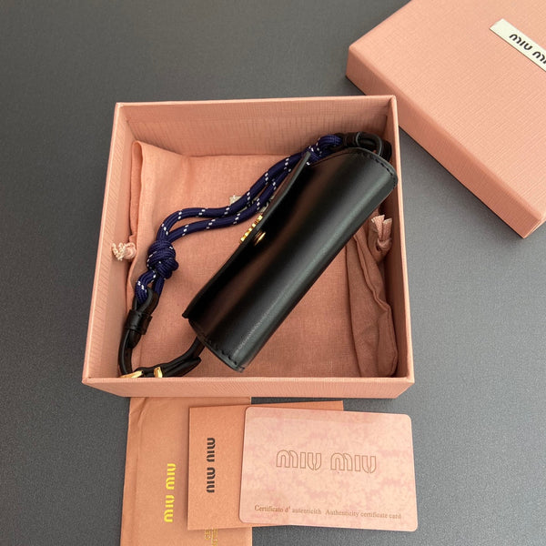 Portafoglio Miu Logo con catena 10.5 Lettering Nero Vitello 240406