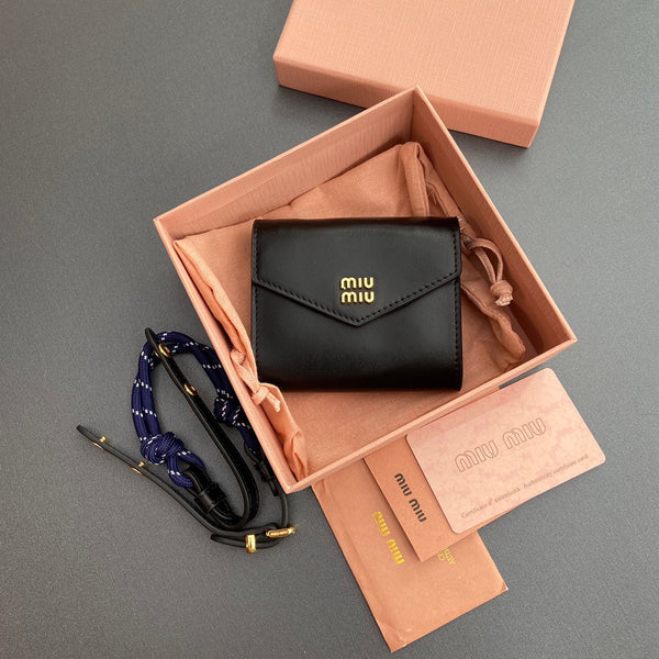 Portafoglio Miu Logo con catena 10.5 Lettering Nero Vitello 240406