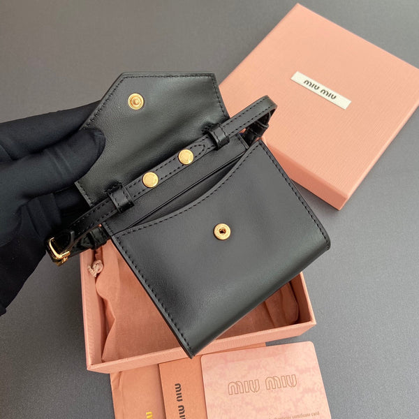 Portafoglio Miu Logo con catena 10.5 Lettering Nero Vitello 240406