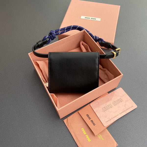 Portafoglio Miu Logo con catena 10.5 Lettering Nero Vitello 240406