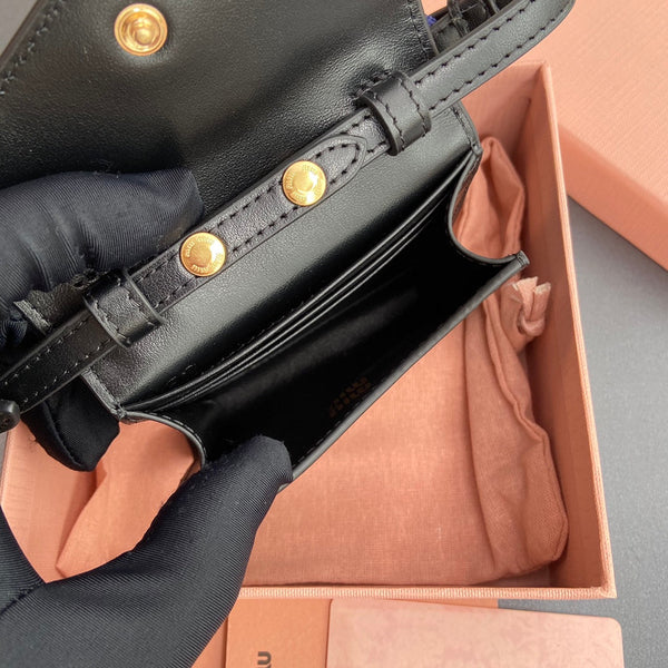 Portafoglio Miu Logo con catena 10.5 Lettering Nero Vitello 240406