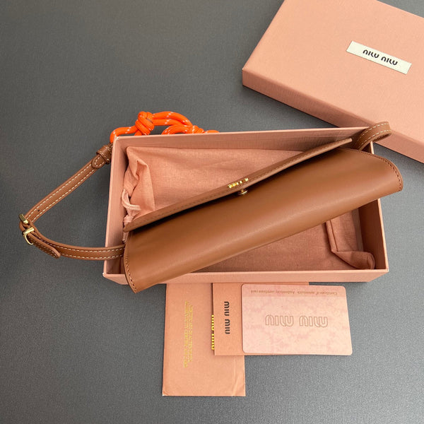 Portafoglio Miu Logo con catena 19 Lettering Cognac Vitello 240409