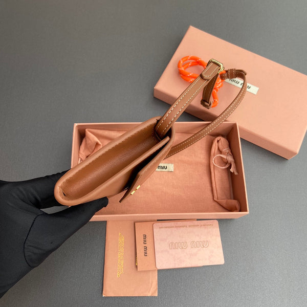 Portafoglio Miu Logo con catena 19 Lettering Cognac Vitello 240409