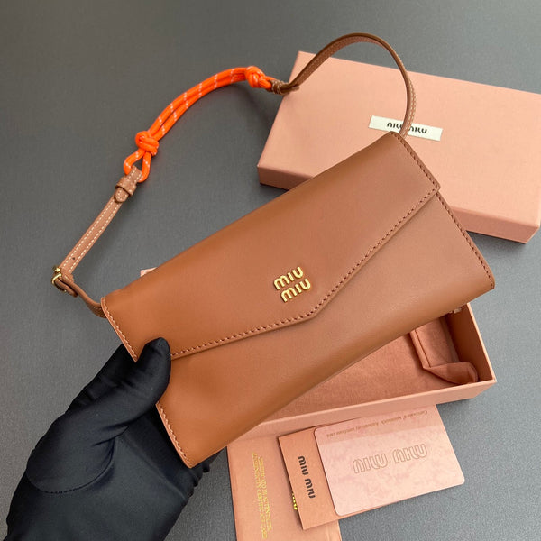 Portafoglio Miu Logo con catena 19 Lettering Cognac Vitello 240409