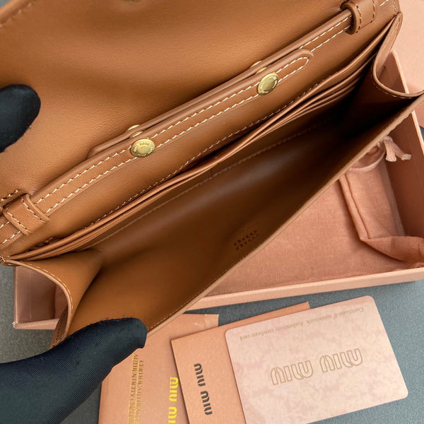 Portafoglio Miu Logo con catena 19 Lettering Cognac Vitello 240409