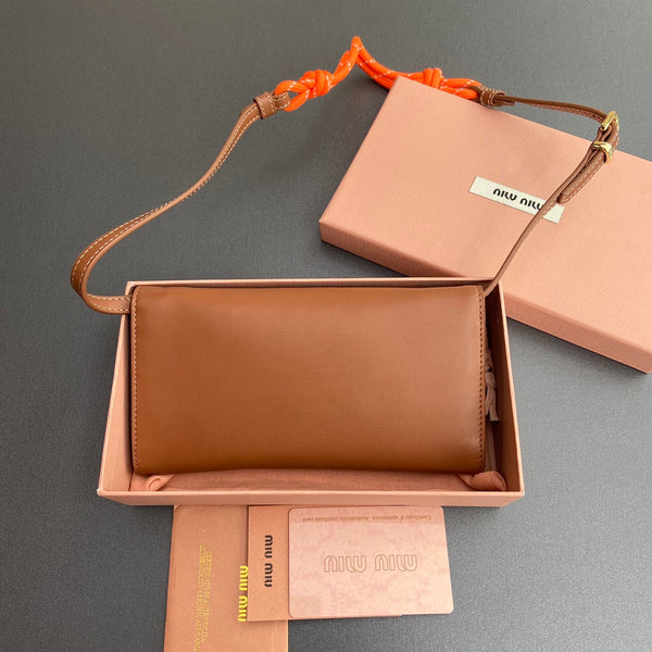 Portafoglio Miu Logo con catena 19 Lettering Cognac Vitello 240409
