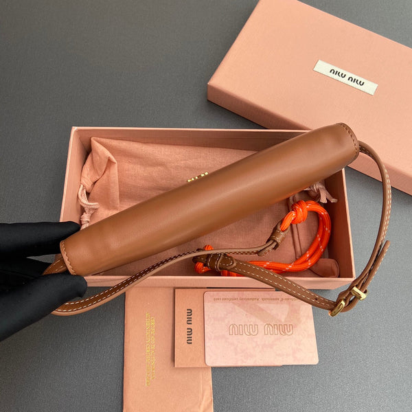 Portafoglio Miu Logo con catena 19 Lettering Cognac Vitello 240409