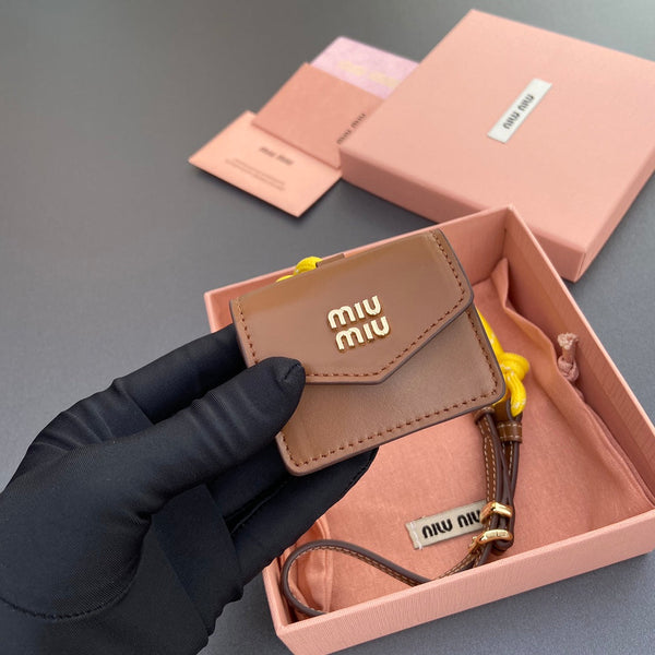 MICRO BORSA 7 IN PELLE DI AGNELLO LISCIA MARRONE FUCILE CON CINTURINO GIALLO