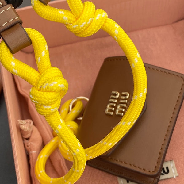 MICRO BORSA 7 IN PELLE DI AGNELLO LISCIA MARRONE FUCILE CON CINTURINO GIALLO