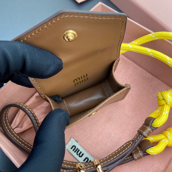 MICRO BORSA 7 IN PELLE DI AGNELLO LISCIA MARRONE FUCILE CON CINTURINO GIALLO