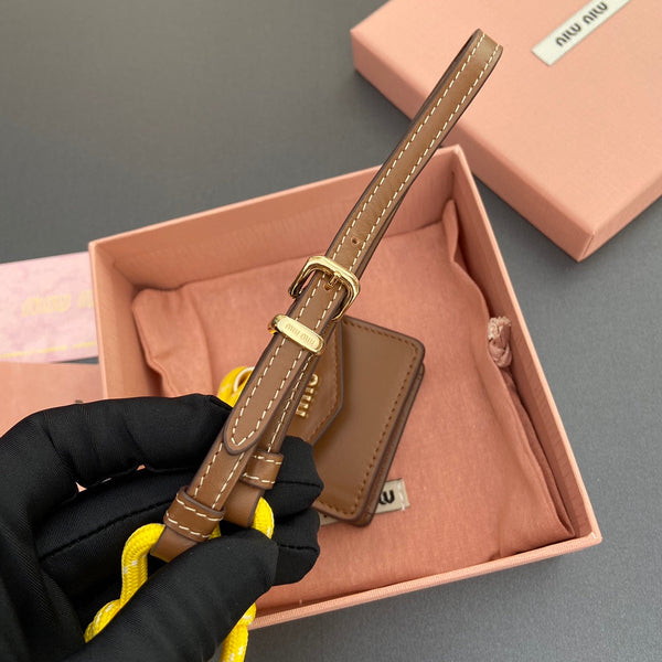 MICRO BORSA 7 IN PELLE DI AGNELLO LISCIA MARRONE FUCILE CON CINTURINO GIALLO