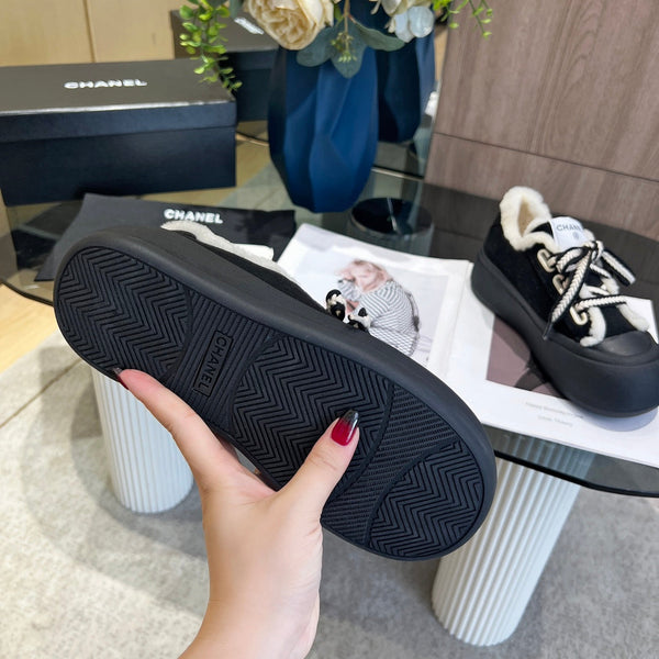 Sneaker CC con suola spessa, fodera in lana scamosciata nera e pile