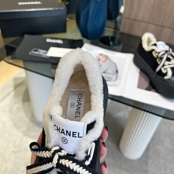 Sneaker CC con suola spessa, fodera in lana scamosciata nera e pile