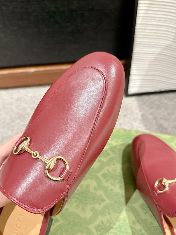 Mule con morsetto in pelle di vitello liscia rossa