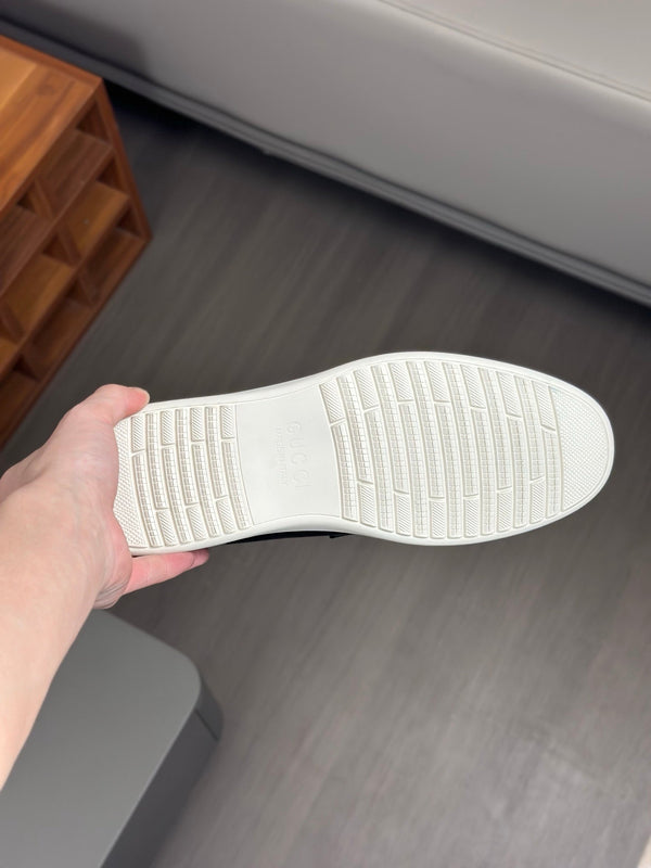 Mocassino da uomo GG in pelle di vacchetta nera 573501