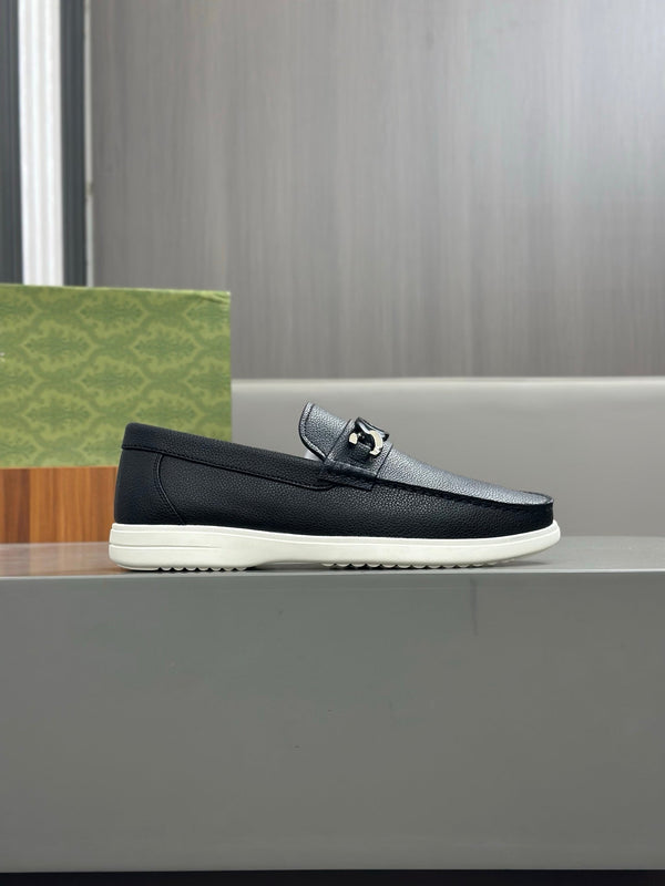 Mocassino da uomo GG in pelle di vacchetta nera 573501