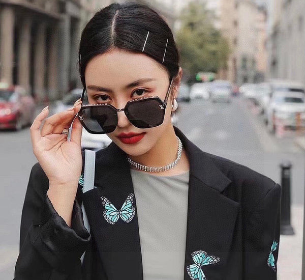 OCCHIALI DA SOLE QUADRATI L30157 IN ACETATO NERO CON LOGO MONOGRAMMA