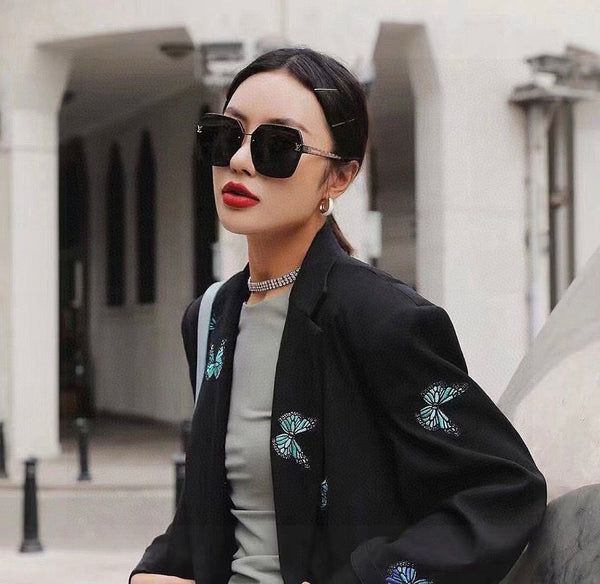 OCCHIALI DA SOLE QUADRATI L30157 IN ACETATO NERO CON LOGO MONOGRAMMA