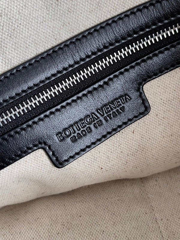 BV 25 Zipped North-South Tote 33.5cm Black Intrecciato Leather