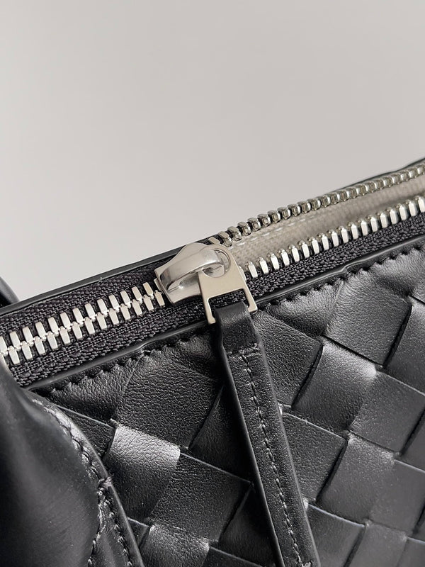 BV 25 Zipped North-South Tote 33.5cm Black Intrecciato Leather