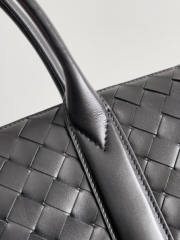 BV 25 Zipped North-South Tote 33.5cm Black Intrecciato Leather