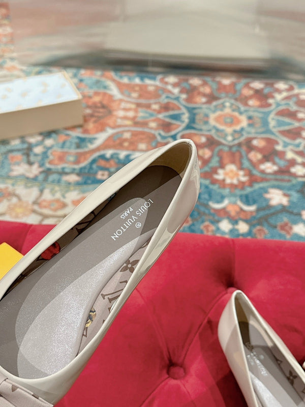 Ballerina piatta LV Popi Cosmic Latte in pelle di vacchetta