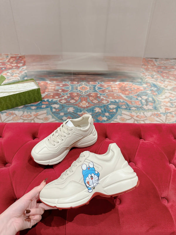 GG RHYTON TRAINER IN PELLE DI VITELLO BIANCA CON MOTIVO DOREMON