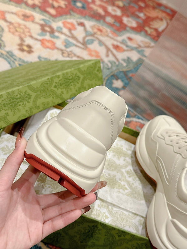 GG RHYTON TRAINER IN PELLE DI VITELLO BIANCA CON MOTIVO DOREMON