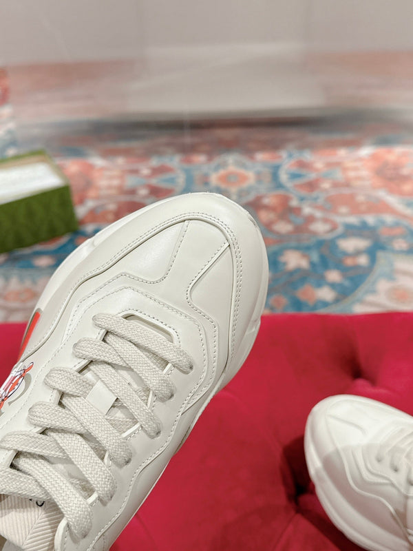GG RHYTON LOGO TRAINER WHITE CALFSKIN WITH TIGER MOTIF