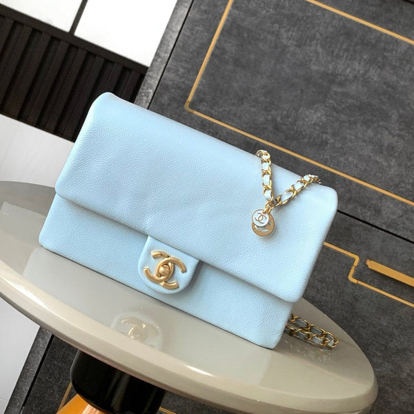 BORSA CLASSICA CON PATTA 22 IN PELLE DI VITELLO AZZURRO CIELO E FERRAMENTA ORO